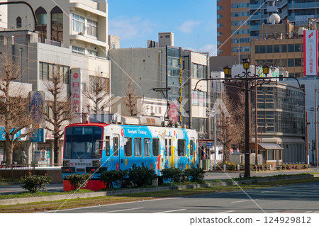 愛知縣豐橋市 車站前主幹道上行駛的電車街景 愛知縣豐橋市 車站前主幹道上行駛的電車街景 124929812