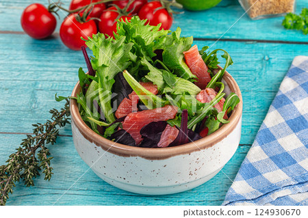 Salad with salmon and arugula 124930670