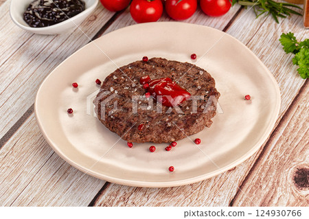 Grilled juicy beef cutlet for burger 124930766