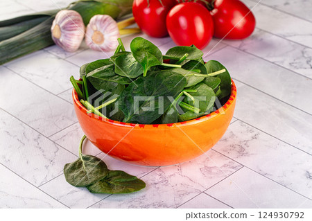 Raw fresh green spinach leaves 124930792