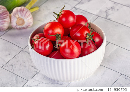 Ripe sweet red cherry tomatoes 124930793