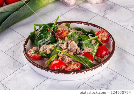 Salad with canned tuna and spinach Salad with canned tuna and spinach 124930794