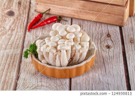 Raw asian mushrooms buna shimeji Raw asian mushrooms buna shimeji 124930813