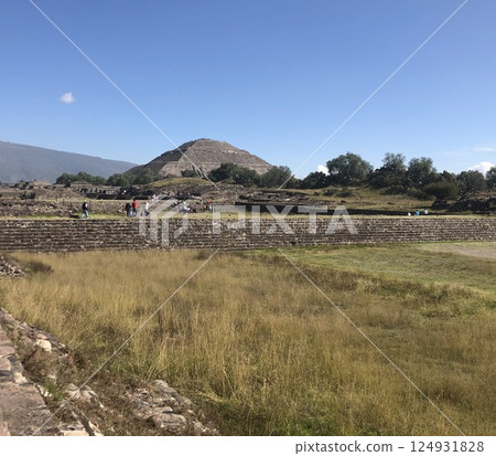 The Pyramid of the Sun, largest building in Teotihuacan, Mexico The Pyramid of the Sun, largest building in Teotihuacan, Mexico 124931828