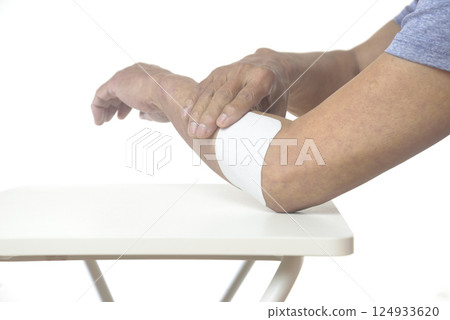 一位老人的手臂因手肘疼痛 124933620