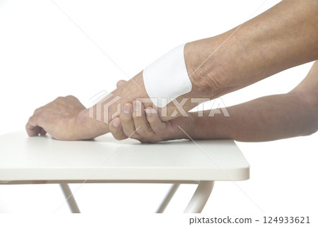 一位老人的手臂因手肘疼痛 一位老人的手臂因手肘疼痛 124933621
