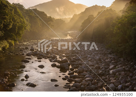秋日之光、宮之浦川溪谷、屋久島、近海阿爾卑斯 124935100