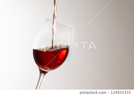 將紅酒倒入玻璃杯中 124935335