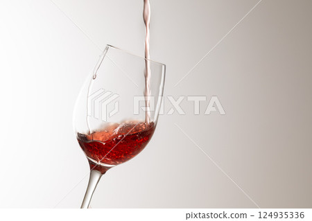 將紅酒倒入玻璃杯中 124935336