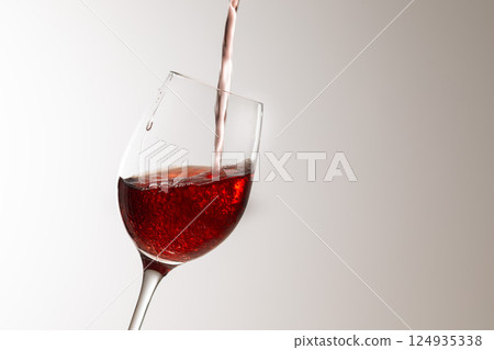 將紅酒倒入玻璃杯中 將紅酒倒入玻璃杯中 124935338