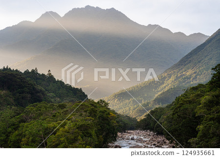 屋久島近海阿爾卑斯山的壯麗景色（11月） 環保影像 124935661