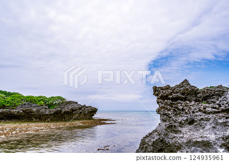 退潮時出現的石垣島塔巴加爾的奇異岩層和清澈的海水 124935961