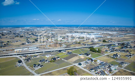 初春的黑部川沖積扇及高速公路、新幹線等交通基礎設施 初春的黑部川沖積扇及高速公路、新幹線等交通基礎設施 124935991