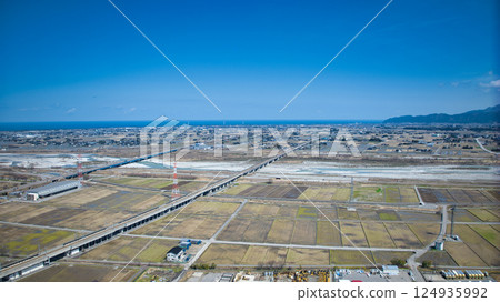 初春的黑部川沖積扇及高速公路、新幹線等交通基礎設施 初春的黑部川沖積扇及高速公路、新幹線等交通基礎設施 124935992