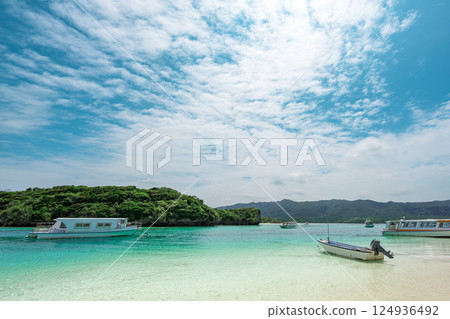 A spectacular beach with an emerald green sea at Kabira Bay, Ishigaki Island 124936492