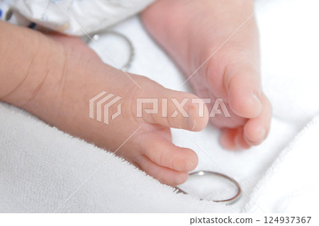 嬰兒的腳和父母的結婚戒指 124937367