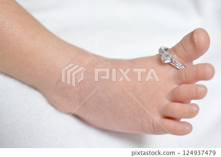 媽媽的訂婚戒指戴在寶寶腳趾上的紀念照片 媽媽的訂婚戒指戴在寶寶腳趾上的紀念照片 124937479