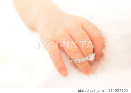 寶寶手上戴著媽媽訂婚戒指拍攝的紀念照 124937503