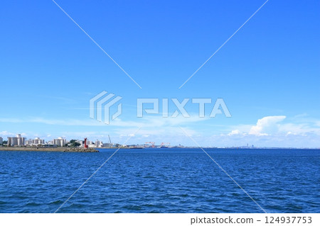 從開往神奈川縣橫須賀市猿島的渡輪上眺望橫須賀 124937753