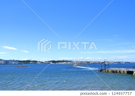 從神奈川縣橫須賀市猿島眺望橫須賀 從神奈川縣橫須賀市猿島眺望橫須賀 124937757