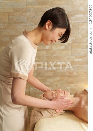 老年婦女在美容院接受治療 124937803