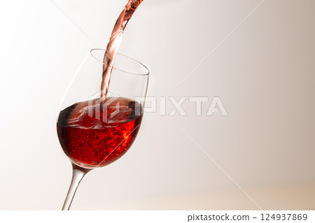 Pour the red wine into the glass 124937869