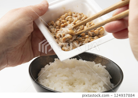 The scene where natto is poured over rice 124937884