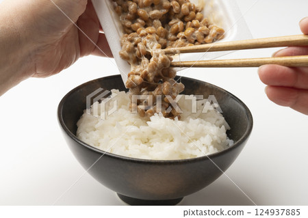 將納豆淋在米飯上的場景 124937885