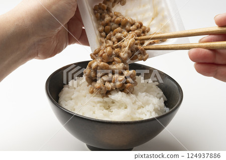 將納豆淋在米飯上的場景 124937886