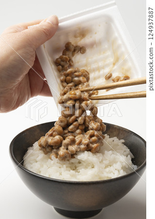 將納豆淋在米飯上的場景 124937887