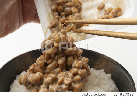 將納豆淋在米飯上的場景 124937888