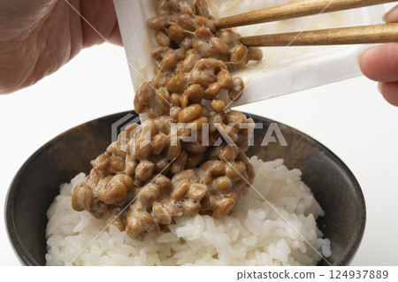 The scene where natto is poured over rice 124937889