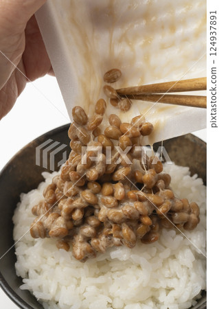 將納豆淋在米飯上的場景 將納豆淋在米飯上的場景 124937891