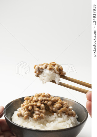 用筷子夾起納豆米 用筷子夾起納豆米 124937919