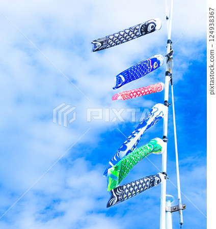 五月清爽的藍天上，飄揚著鯉魚旗 124938367