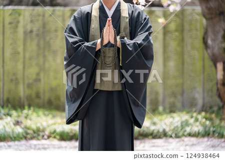 一位僧侶雙手合十祈禱 124938464