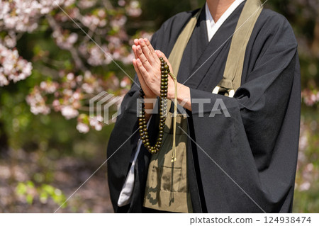 一位僧侶雙手合十祈禱 124938474