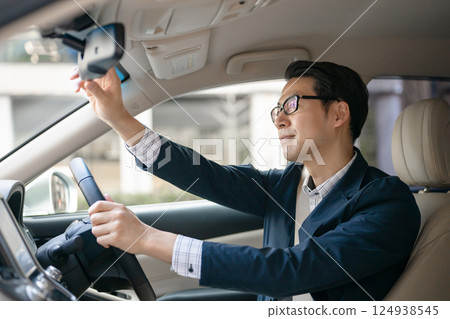 乘坐汽車的商人 124938545