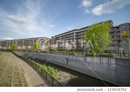 沿河的現代公寓 124938762