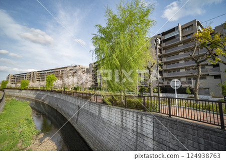 沿河的現代公寓 124938763