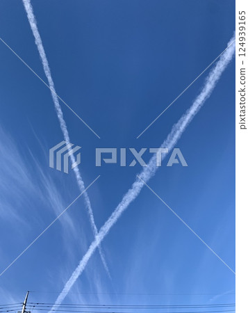 行田市天空陰雲密布，飛機穿梭 [一月] 124939165