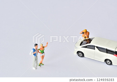 拍攝與照相機的婦女一張照片 124939283