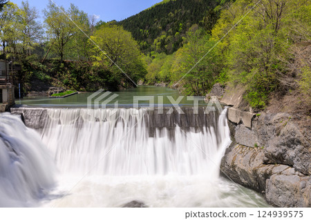 Rakuyo Falls splashing water in Kinsenkyo Gorge, Takinoue Town, Hokkaido [May] 124939575
