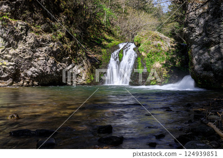 Ooiwanotaki, a waterfall made of giant rocks spanning the Nukanan River, Ashoro Town, Hokkaido (May) Ooiwanotaki, a waterfall made of giant rocks spanning the Nukanan River, Ashoro Town, Hokkaido (May) 124939851