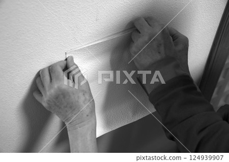 修補牆上的洞(單色) 修補牆上的洞(單色) 124939907
