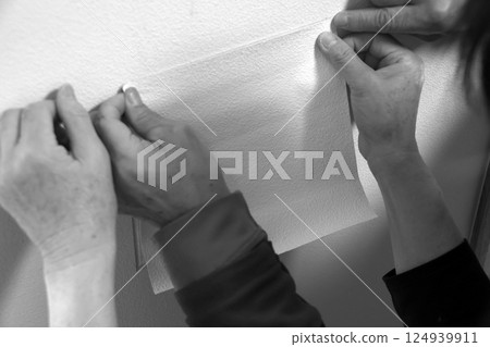 修補牆上的洞(單色) 修補牆上的洞(單色) 124939911