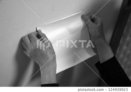 修補牆上的洞(單色) 修補牆上的洞(單色) 124939923