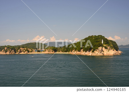 從渡輪觀景台眺望高松近海稻毛島燈塔-1 124940185