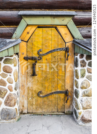Old wooden gate 124940525