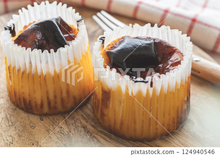 Basque cheese cake 124940546